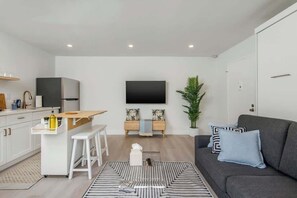 TV - Venice Beach & Nightlife Bliss: Oceanview Studio (Marina del Rey)