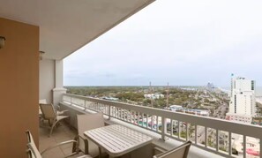 Outdoor dining - One Bedroom Deluxe Coastal View (Myrtle Beach)