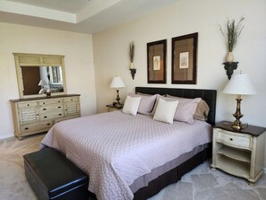 3 bedrooms, iron/ironing board, WiFi, bed sheets - 3-bedroom Townhome in Estero with easy access resort pool, pickleball WiFi, AC (Estero)