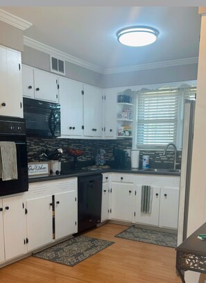 Fridge, microwave, oven, stovetop - Spacious Masters Rental just minutes from the Augusta National! (North Augusta)