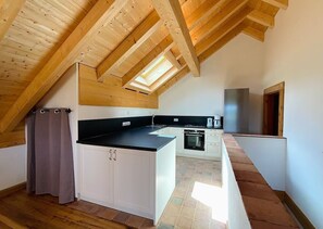 Fridge, oven, stovetop, coffee/tea maker - Ammertal log cabin in the Ammergau Alps Nature Park (Saulgrub)