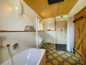 Een douche, een haardroger, handdoeken, zeep