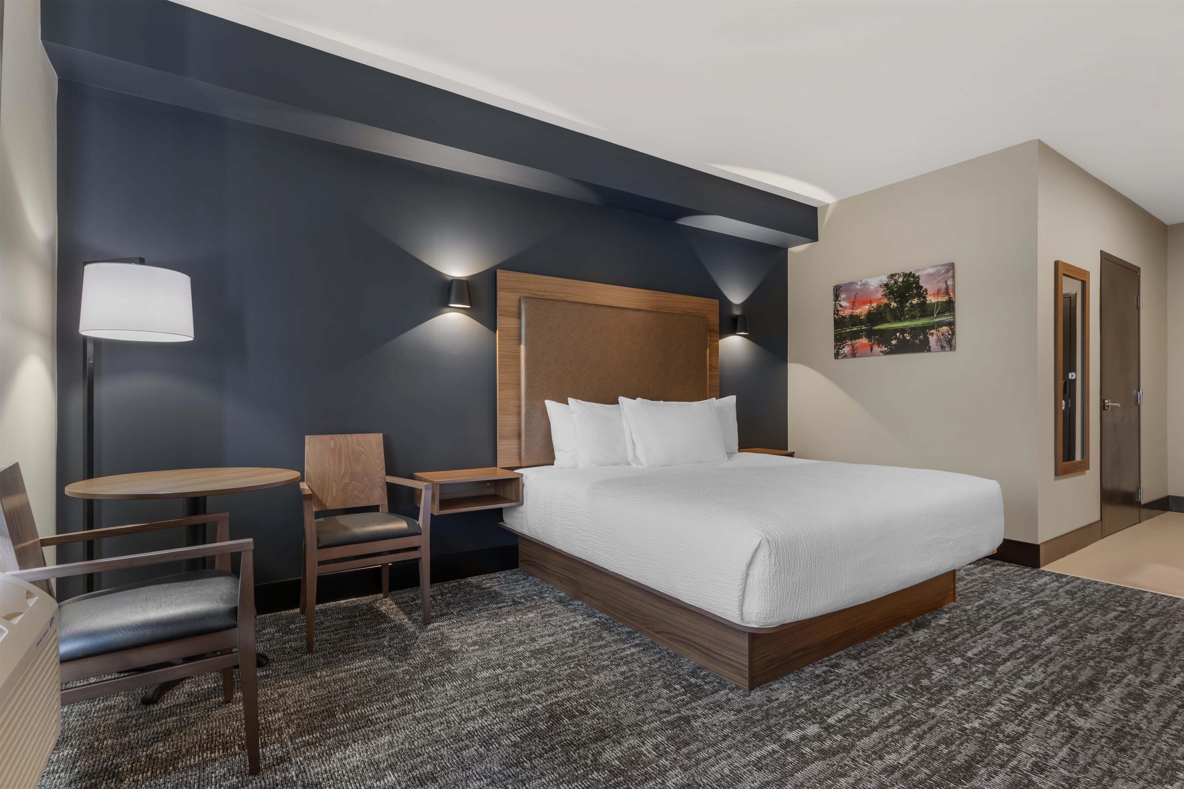 Cortinas blackout, tabla de planchar con plancha y ropa de cama 