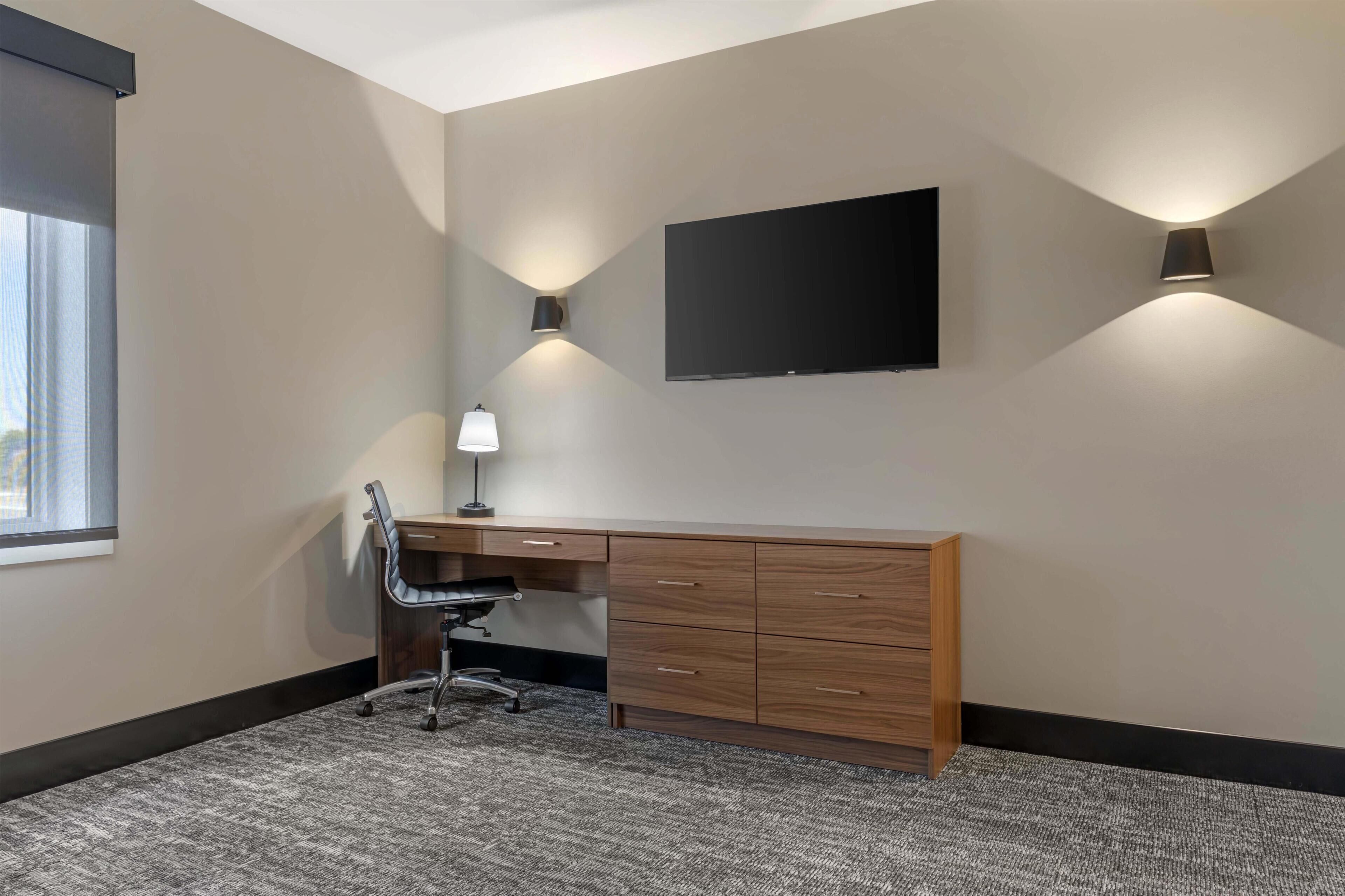 Cortinas blackout, tabla de planchar con plancha y ropa de cama 