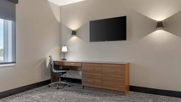 Cortinas blackout, tabla de planchar con plancha y ropa de cama