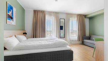 Escritorio, cunas (de pago), camas supletorias y ropa de cama