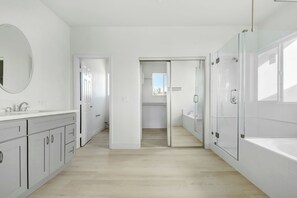 Haartrockner, Handtücher, Seife, Shampoo