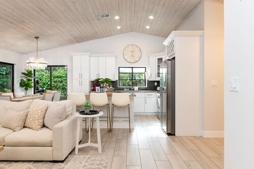 3BR Delray Retreat • Pool + Hoops • Near Beach