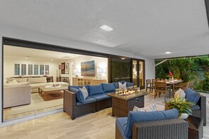 Smart TV, table tennis