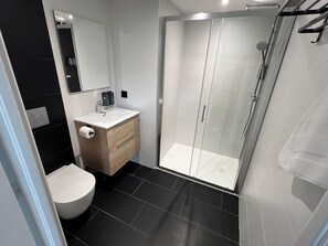 Douche, sèche-cheveux, serviettes fournies, savon