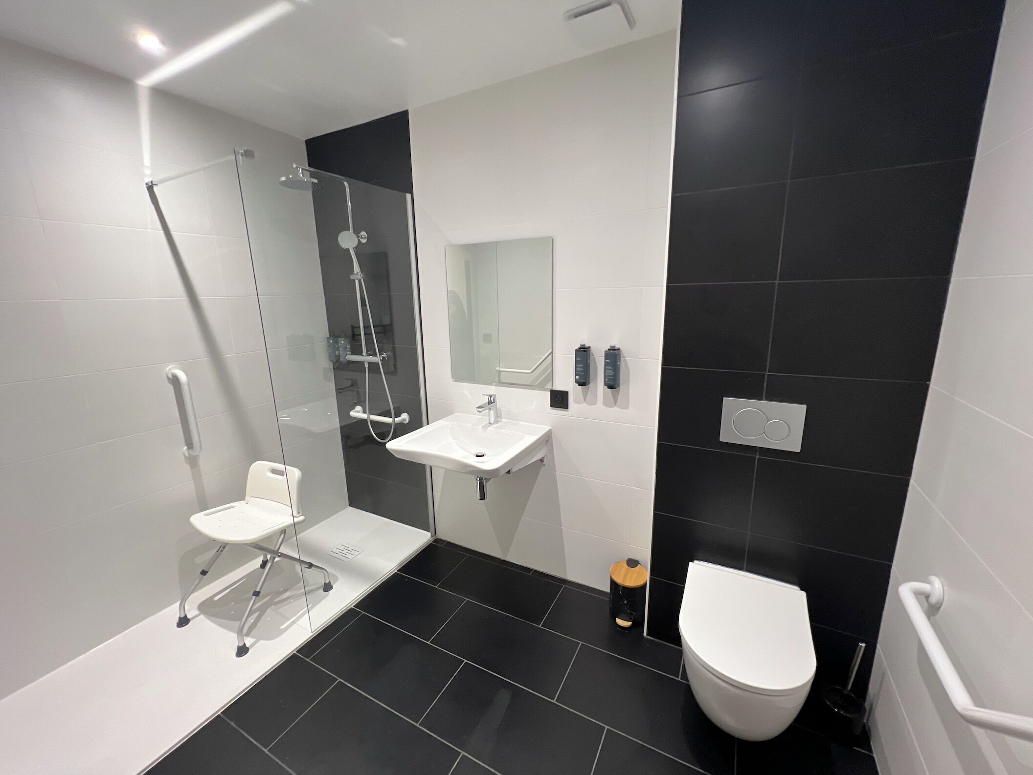 Chambre Double Supérieure, accessible aux personnes à mobilité réduite, climatisation | Salle de bain