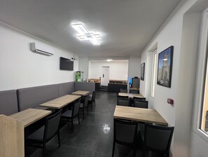 每日付費供應吃到飽自助式早餐
