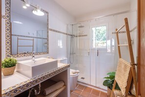 Dusche, Haartrockner, Handtücher, Toilettenpapier