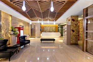 A hotel lobby with a reception desk, seating area, and a modern ceiling design. - Homeinn Ripple Yun Hotel (Shijiazhuang Xingtang Tangyao Avenue West Bridgehead) (Xingtang)