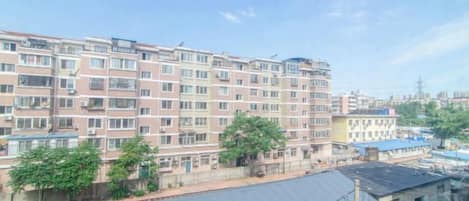 Um edifício residencial de vários andares com telhado plano e varandas.