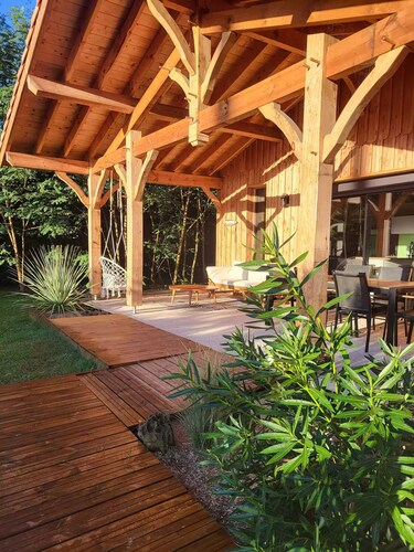 Maison en bois dans la nature