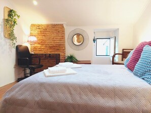1 habitación, tabla de planchar con plancha, wifi y ropa de cama 