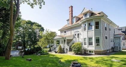 Enjoyable Sunny 2-bedroom apartment with WiFi in Fall River Historical District