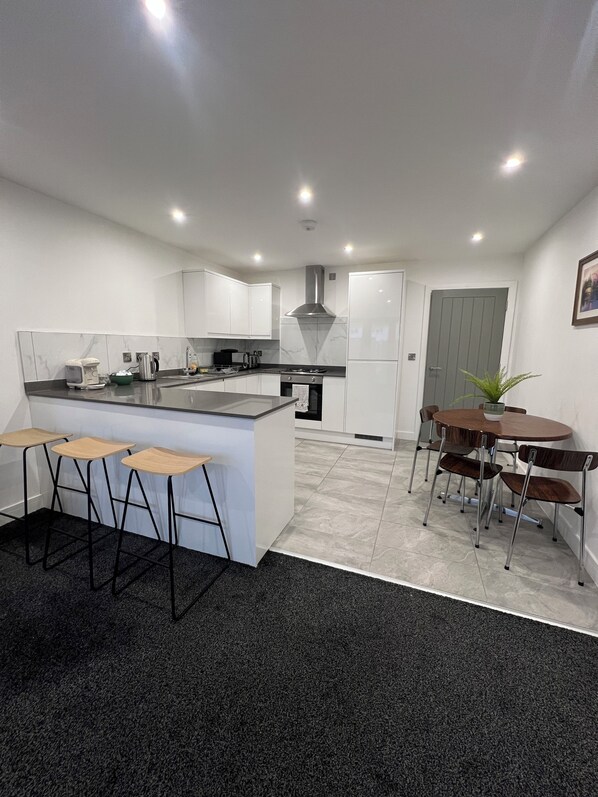 Een koelkast, een microgolfoven, een oven, een kookplaat