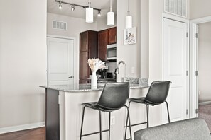 Fridge, microwave, oven, stovetop - Ziva Luxe 2BR 2BA Near DT Indy (Zionsville)