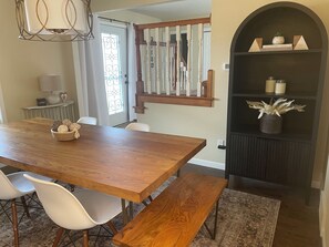 Dining - Boho Farmhouse - Fire Pit - Huge Backyard-Golfing - Family Friendly (Sheboygan)