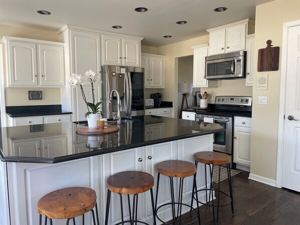 Microwave, oven, stovetop, dishwasher - Boho Farmhouse - Fire Pit - Huge Backyard-Golfing - Family Friendly (Sheboygan)