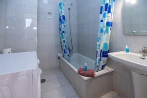 Sèche-cheveux, serviettes fournies, savon, papier toilette