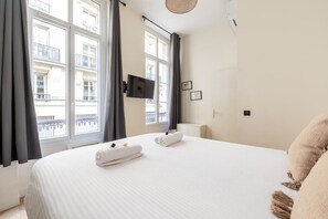 5 chambres, bureau, fer et planche à repasser, lit parapluie
