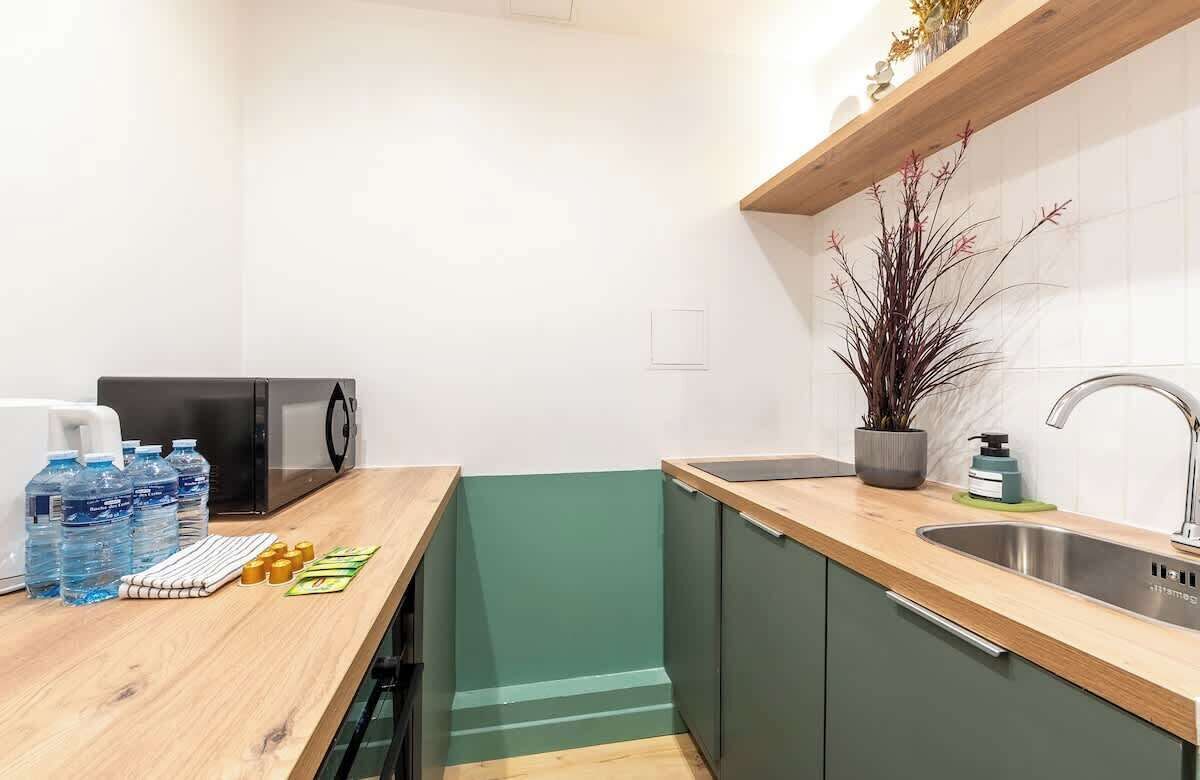 Wasserkocher mit Kaffee-/Teezubehör, Kühlschrank, Mikrowelle, Ofen