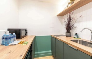 Cafetera y tetera, refrigerador, microondas y horno 