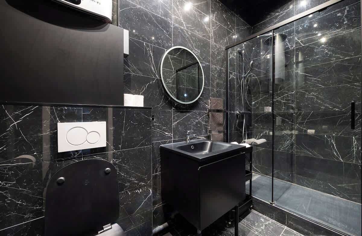 Doccia, asciugacapelli, shampoo