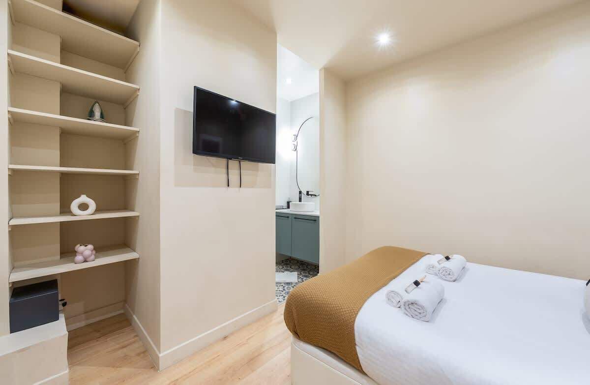 5 slaapkamers, een strijkplank/strijkijzer, reisbedje, wifi