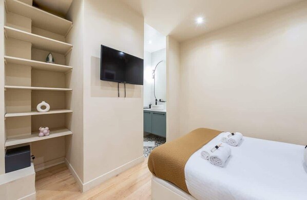 5 habitaciones, tabla de planchar con plancha, cuna de viaje y wifi