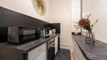 Réfrigérateur, micro-ondes, four, lave-vaisselle