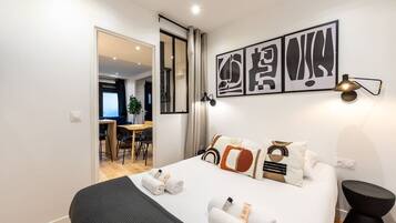 5 chambres, bureau, fer et planche à repasser, lit parapluie