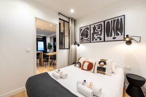 5 bedrooms, desk, iron/ironing board, travel cot