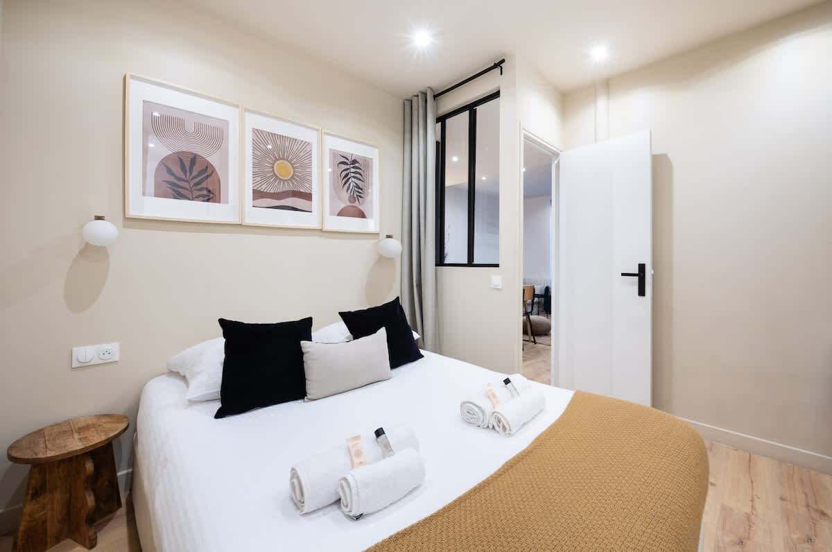 5 slaapkamers, een strijkplank/strijkijzer, reisbedje, wifi