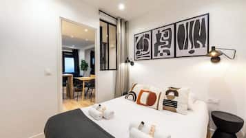 5 bedrooms, desk, iron/ironing board, travel cot