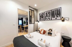 5 bedrooms, desk, iron/ironing board, travel cot