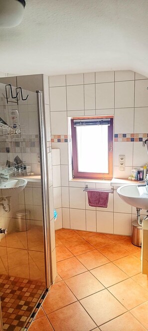Een douche, een haardroger, handdoeken, zeep