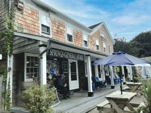 Charming studio apartment in East Hampton with WiFi, AC