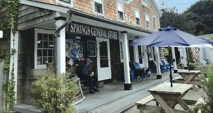 Charming studio apartment in East Hampton with WiFi, AC