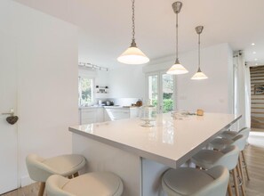 Een koelkast, een magnetron, een vaatwasser, een kinderstoel