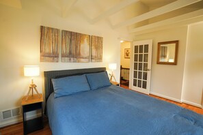 2 Schlafzimmer, Schreibtisch, Bügeleisen/Bügelbrett, Reisekinderbett