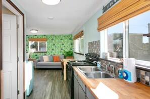 冰箱、厨具/餐具、餐桌