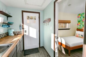 1 bedroom, WiFi, bed sheets - Hawaiian Themed Cottage | Ocean Views (Grayland)