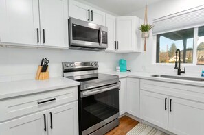 Refrigerador, utensilios de cocina, mesa de comedor