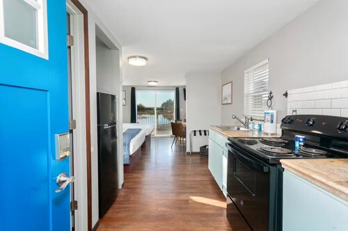 Cottage with Sun Deck | Private Deck | Hot Tub