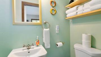 Een douche, handdoeken