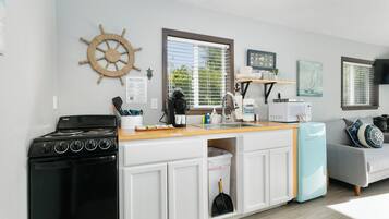 Refrigerador, utensilios de cocina y comedor